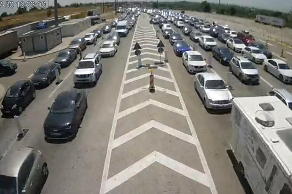 GUŽVE NA GRANICAMA: Na Preševu na ulaz u Srbiju automobili čekaju sat i po