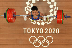 DIZANJE TEGOVA: Kinez Lu Ksiaojun osvojio je zlatnu medalju na Olimpijskim igrama u Tokiju