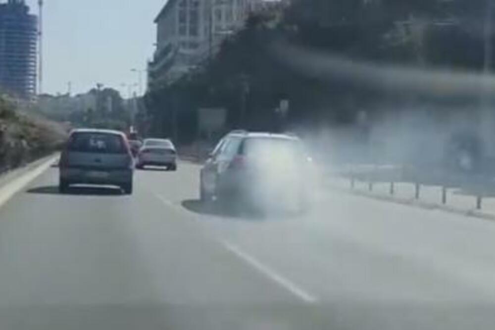 VOZI, A SAMO ŠTO SE NIJE ZAPALIO: Svi ostali u čudu kad su videli kako ovaj vozač prolazi kroz Beograd VIDEO