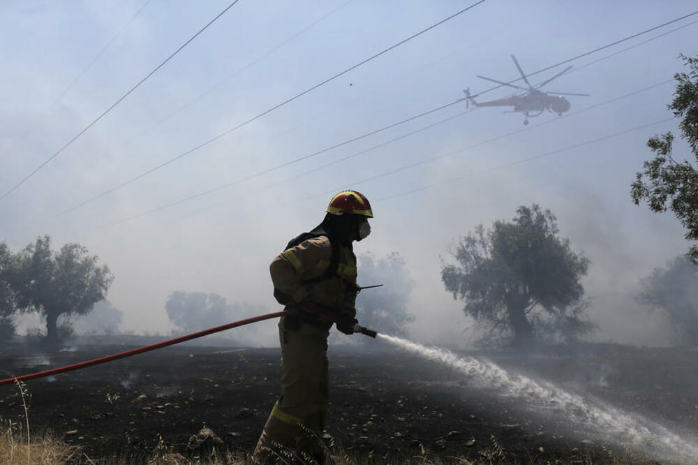 VATREHA STIHIJA U GRČKOJ: Vatrogasci se bore sa dva požara, gore borove šume i maslinjaci, a najavljuju i paklene temperature