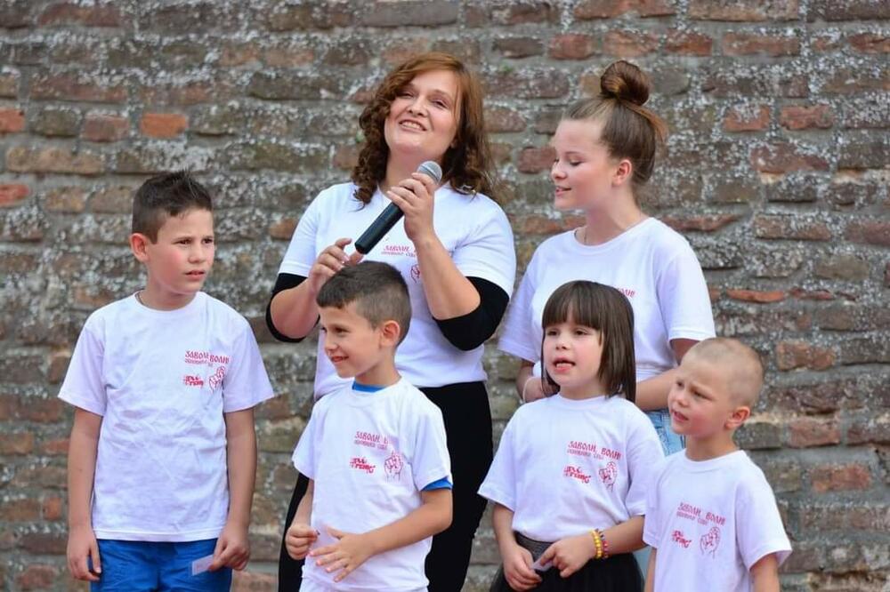 ČUDO OD ŽENE: Maja Kovačević, majka 11 dece, piše i pesme