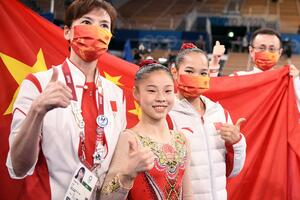 ZLATO ZA DEVOJČICU! Čenčen Huan (16) olimpijska šampionka na gredi! Simon Bajls osvojila bronzu