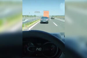 ŠOK SNIMAK SA AUTO-PUTA: Kamion diktira tempo i juri kao metak! Vozi više od 140 na sat (VIDEO)