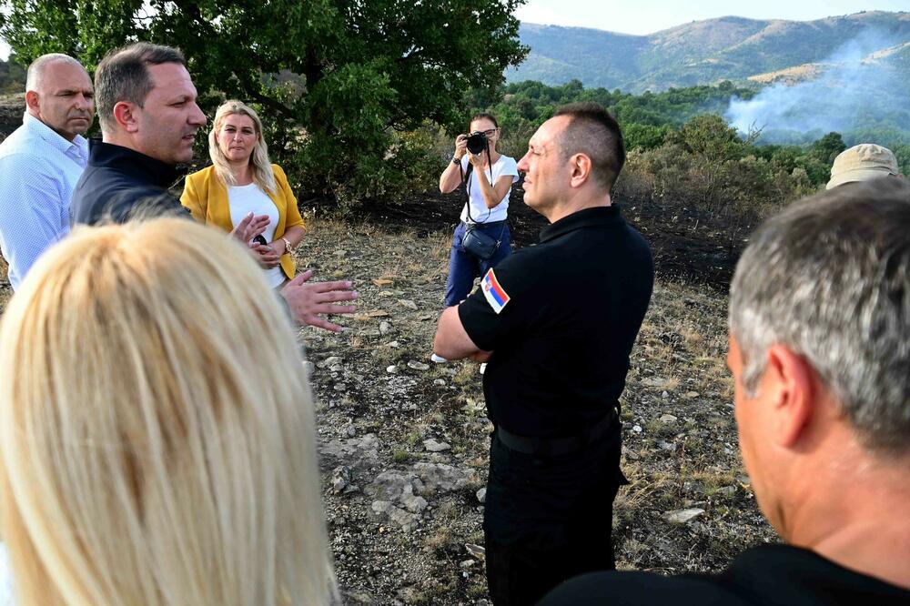 PO NALOGU PREDSEDNIKA VUČIĆA: 4 helikoptera odletela u Severnu Makedoniju kao pomoć u gašenju požara, ministar Vulin na licu mesta
