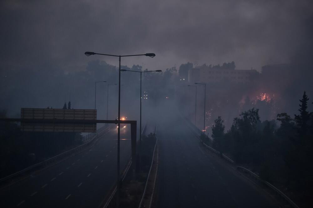 GRČKA GORI: Šumski požari došli nadomak predgrađa Atine, hiljade ljudi beži u panici