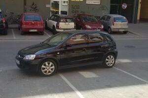 ZAUZEO 3 MESTA: Pogledajte kako se čovek parkirao usred Novog Sada (FOTO)