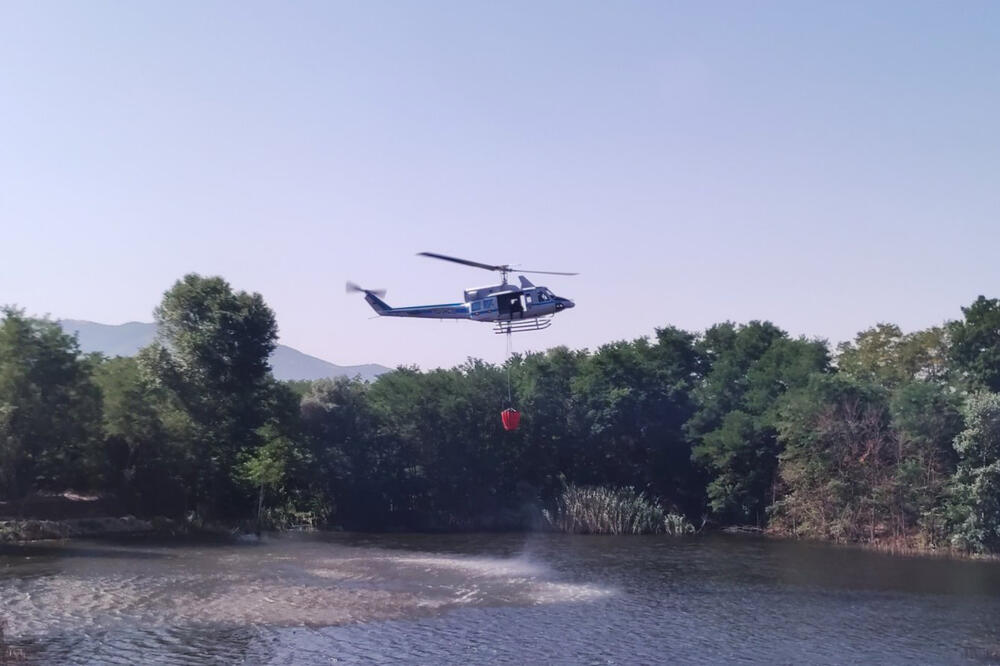 MUP SRBIJE U AKCIJI SA NEBA: Helikopterske jedinice uspešno sačuvale od požara selo Nov Istvenik u Severnoj Makedoniji