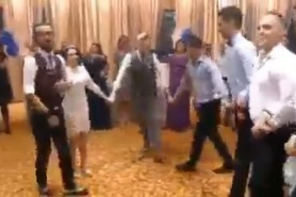 OPAAA, KAKO VEZE MLADA! Pogledajte kako pletu Užičani, narod ne može da se nagleda, zaželeo se svadbi i veselja (VIDEO)