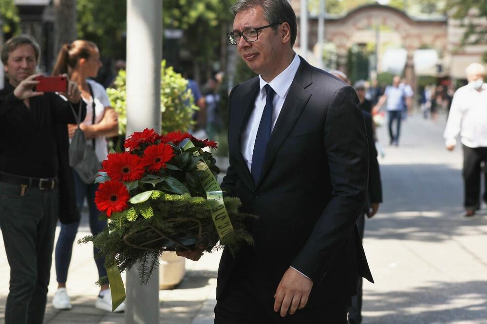 CRVENI GERBERI ZA LAZANSKOG: Poslednji oproštaj predsednika Vučića od ambasadora Srbije u Rusiji (FOTO)