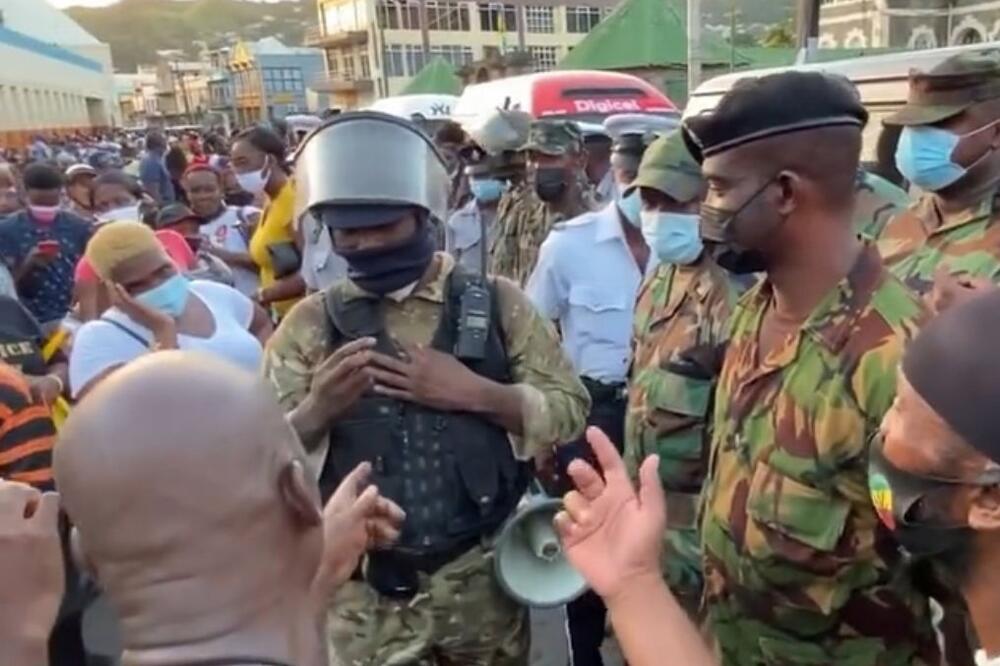 PREMIJER SENT VINSENTA POVREĐEN NA PROTESTU: Pogođen u glavu čvrstim predmetom, prebačen u bolnicu na Barbadosu VIDEO, FOTO