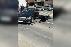 MOTOCIKLISTI SE BORE ZA ŽIVOT: Teška saobraćajna nesreća u Novom Pazaru (UZNEMIRUJUĆI FOTO)