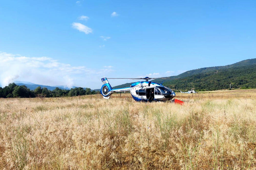 SPASLI NASELJENA MESTA: Helikopteri MUP-a Srbije uspešno se bore s požarima u Severnoj Makedoniji