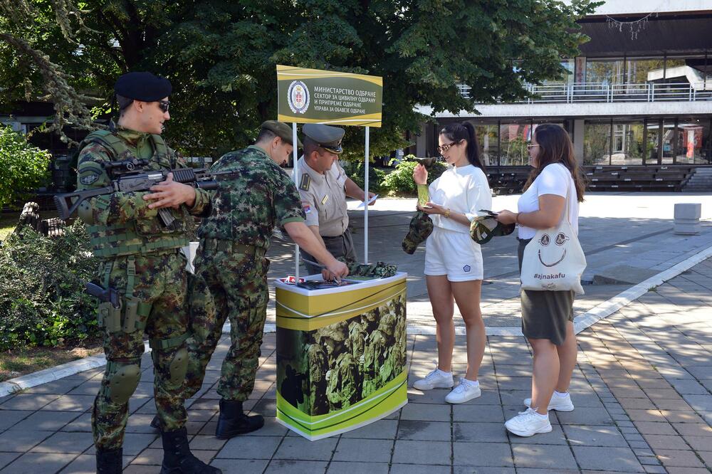 PREDSTAVLJANJE DOBROVOLJNOG SLUŽENJA VOJNOG ROKA U VALJEVU: Mladići i devojke mogli da se informišu o pristupu Vojske Srbije