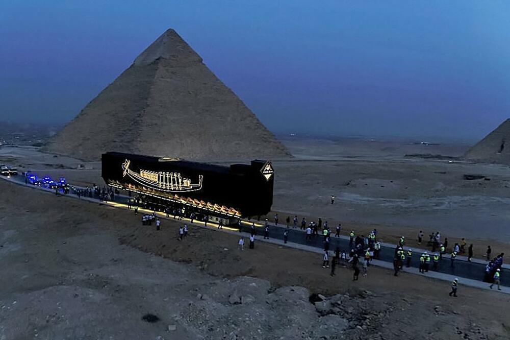 POSLEDNJE PUTOVANJE BRODA FARAONA KEOPSA: Pogrebna barka stara 4600 godina prebačena u novi Veliki egipatski muzej VIDEO
