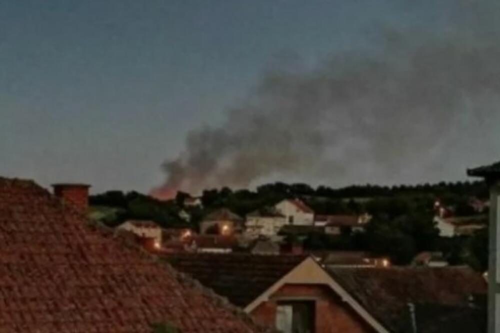 VELIKI POŽAR U VINČI: Gust dim prekrio celo naselje
