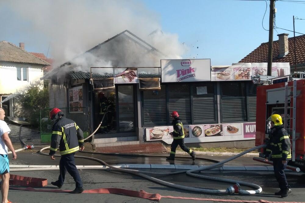 IZGOREO LOKAL BRZE HRANE U RESNIKU: Plamen brzo zahvatio krov, radnici bili unutra FOTO