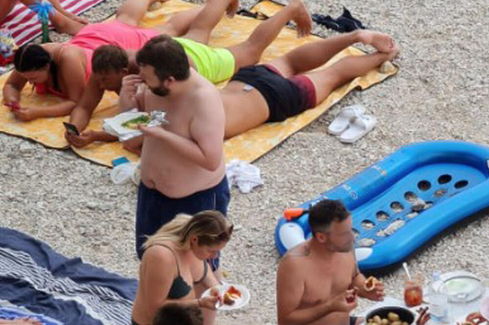 POBESNELI NA MREŽAMA! BURA U HRVATSKOJ ZBOG JEDNE FOTOGRAFIJE: Pale najteže i sramotne uvrede, a ljudi su SAMO RUČALI na plaži!