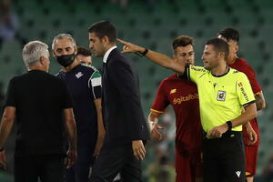 MURINJO "POPIO" PETARDU I ISKLJUČENJE! Roma dobila 5 crvenih kartona na prijateljskoj utakmici! VIDEO