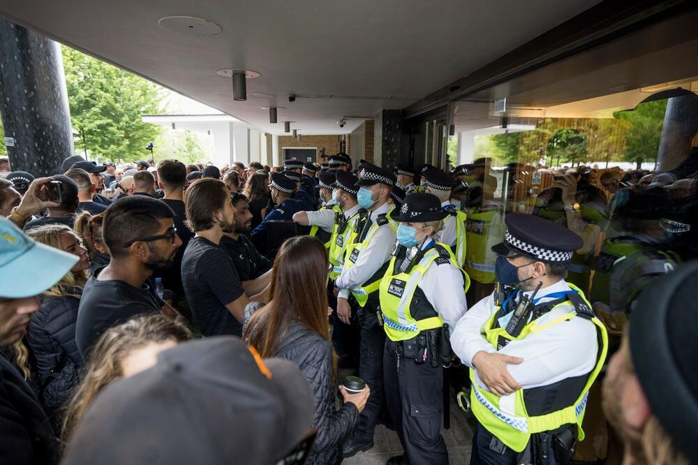 ANTIVAKSERI KRENULI NA BBC Hoće nasilno da uđu u studio u Londonu, ŽESTOKI OBRAČUN SA POLICIJOM