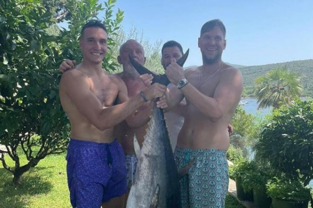 OĆE NEKO NA PECANJE! Bogdanović uhvatio tunu od 92 kilograma, Partizan čestitao i tagovao drugog asa crno belih FOTO