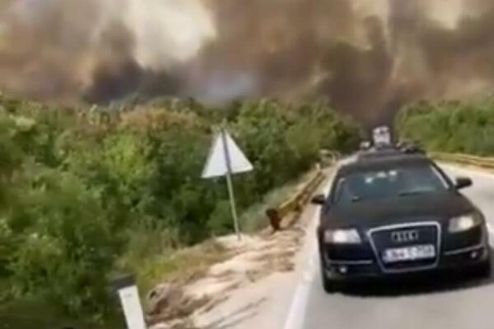 VATRA NA PUTU TREBINJE-BILEĆA: Izgoreo automobil kod sela Orah, požar se proširio do manastira Dobrićevo FOTO, VIDEO
