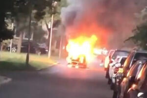 AUTOMOBIL U PLAMENU U NOVOM BEOGRADU: Zapalio se usred vožnje, požar gasilo 6 vatrogasaca (VIDEO)