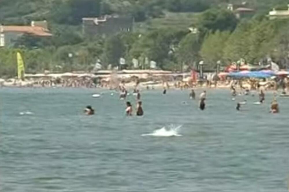 OVO JE NAJPRLJAVIJA PLAŽA U GRČKOJ: Izgleda kao đubrište i krije SUROVU ISTINU o Egejskom moru, evo zašto joj NEMA POMOĆI (VIDEO)