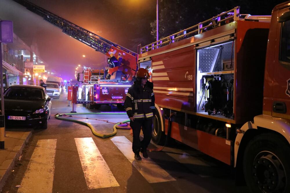 VELIKI POŽAR U ZEMUNU: Goreo stan u Gospodskoj ulici, vatrogasci spasli čoveka pred naletom vatre