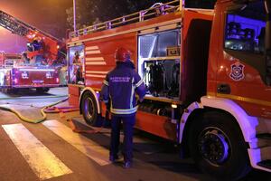 TRAGEDIJA NA KARABURMI, STRADALA ŽENA U POŽARU: Zapalio se stan u prizemlju, na licu mesta troje vatrogasnih vozila