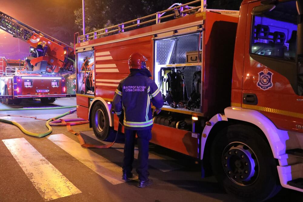 VELIKI POŽAR U OBRENOVCU: Gore automobili i otpad, vatrogasci se bore sa vatrom