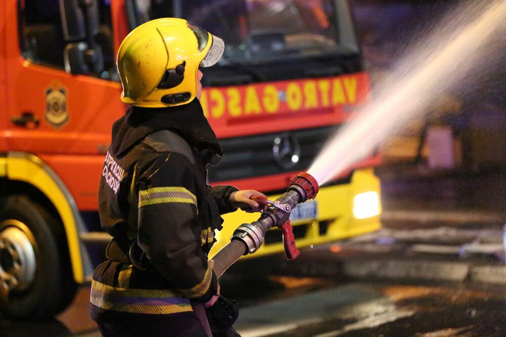 POŽAR U KOSJERIĆU: Starija žena zadobila teške povrede, preko terase evakuisana iz stana u plamenu