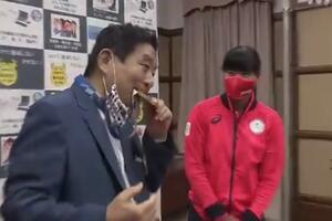 SKANDAL NA PRIJEMU U JAPANU! Gradonačelnik joj grizao medalju, morali da joj daju novu VIDEO