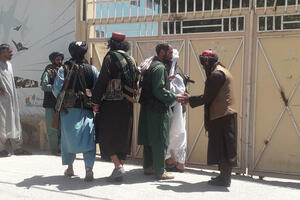 SKLANJAJ KNJIGE, VADI BURKE: Ovako se građani Kandahara pripremaju za vladavinu talibana VIDEO