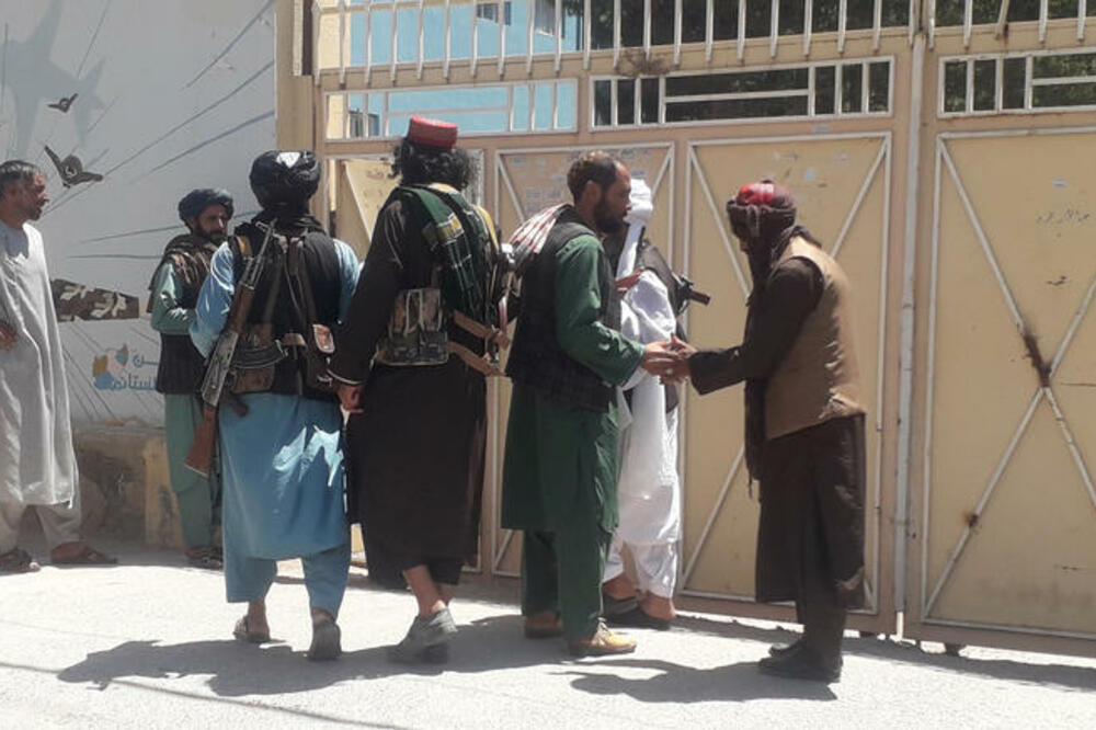 TALIBANI ZAUZIMAJU GRAD ZA GRADOM U AVGANISTANU: Pokrenuli višestruki napad na Mazar-i-Šarif, preuzeli radio stanicu u Kandaharu