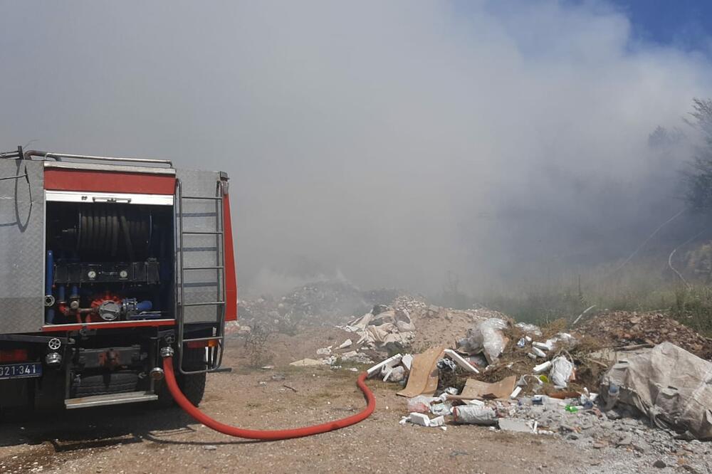 POŽAR NA DEPONIJI U TOPOLI: Na terenu dva vatrogasna vozila, dim nad naseljem (FOTO)