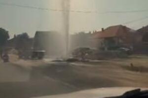 LESKOVČANI U ŠOKU ZGOG ULIČNOG GEJZIRA: Presečena cev tokom radova na Bulevaru Nikole Pašića, voda kulja svom snagom (VIDEO)