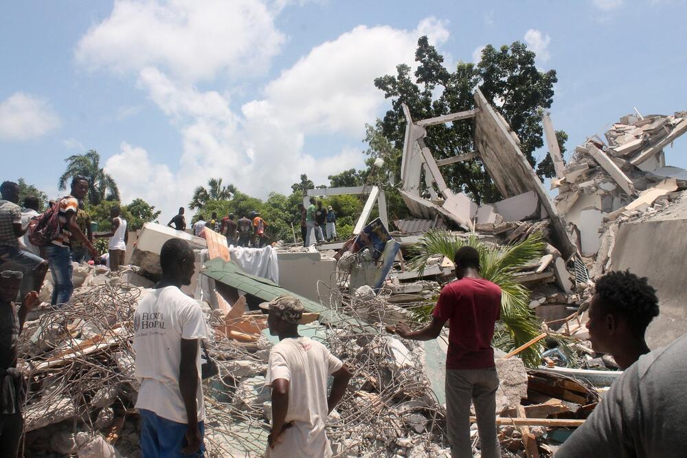 RASTE BROJ ŽRTAVA RAZORNOG ZEMLJOTRESA NA HAITIJU: Poginulo više od 300 ljudi, uništene brojne kuće, škole i crkve VIDEO