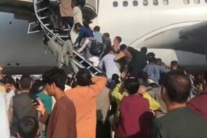 UŽAS U AVGANISTANU SE NASTAVLJA SEDAM mrtvih u haosu na aerodromu Kabul