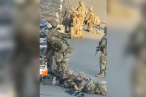 NA LINIJI VATRE: Ovako američki vojnici čuvaju aerodrom Kabul od talibana i mase očajnika! VIDEO