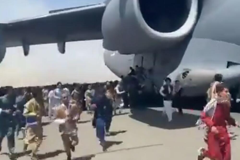 DAN NAKON HAOTIČNIH SCENA NA AERODROMU U KABULU Ponovo počeli letovi za evakuaciju diplomata i civila
