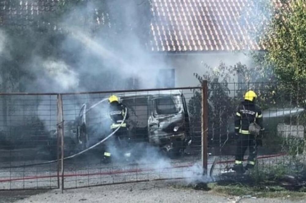 IZGOREO AUTOMOBIL NA DORĆOLU: Požar u dvorištu, vatrogasci sprečili vatru da uhvati kuću (FOTO)