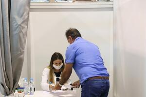 VELIKO INTERESOVANJE ZA BUSTER CEPIVO: Danas će trećom dozom biti vakcinisan stohiljaditi Beograđanin (FOTO)