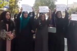 ONE SU IMALE SMELOSTI DA IZAĐU NA CRTU TALIBANIMA: Grupa žena organizovala prvi protest u Kabulu!
