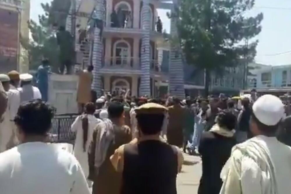 DEMONSTRANTI SKINULI ZASTAVU TALIBANA, ONI ZAPUCALI: Najmanje troje mrtvih na protestima u Džalalabadu VIDEO