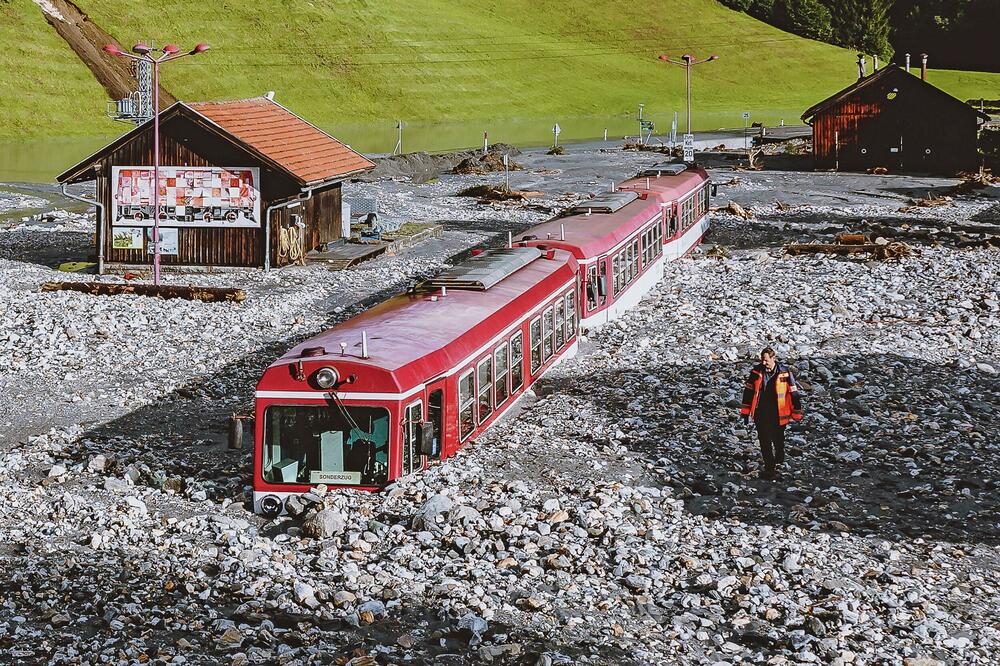 NEZAPAMĆENO NEVREME Klizište umalo potpuno zatrpalo voz u Austriji!