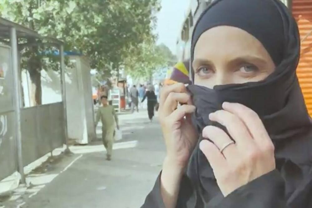 TALIBANI UPOZORILI EKIPU CNN: Novinarki Klarisi Vord rekli da mora da pokrije lice, mnogi imali otkočeno oružje VIDEO