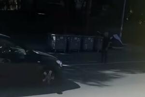 STAO NASRED ULICE I KRSTI SE DOK AUTOMOBILI PROLAZE: Neverovatan prizor na Miljakovcu, Beograđani očima ne veruju (VIDEO)