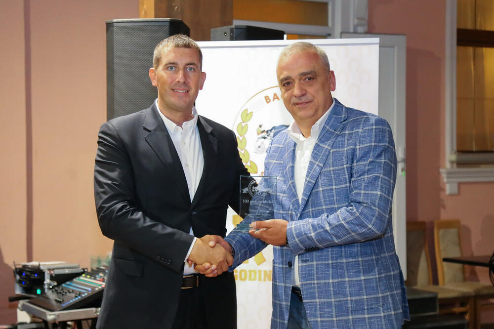 Gradonačelniku Bakiću uručeno priznanje na stogodišnjici Konjičkog kluba “Bačka”