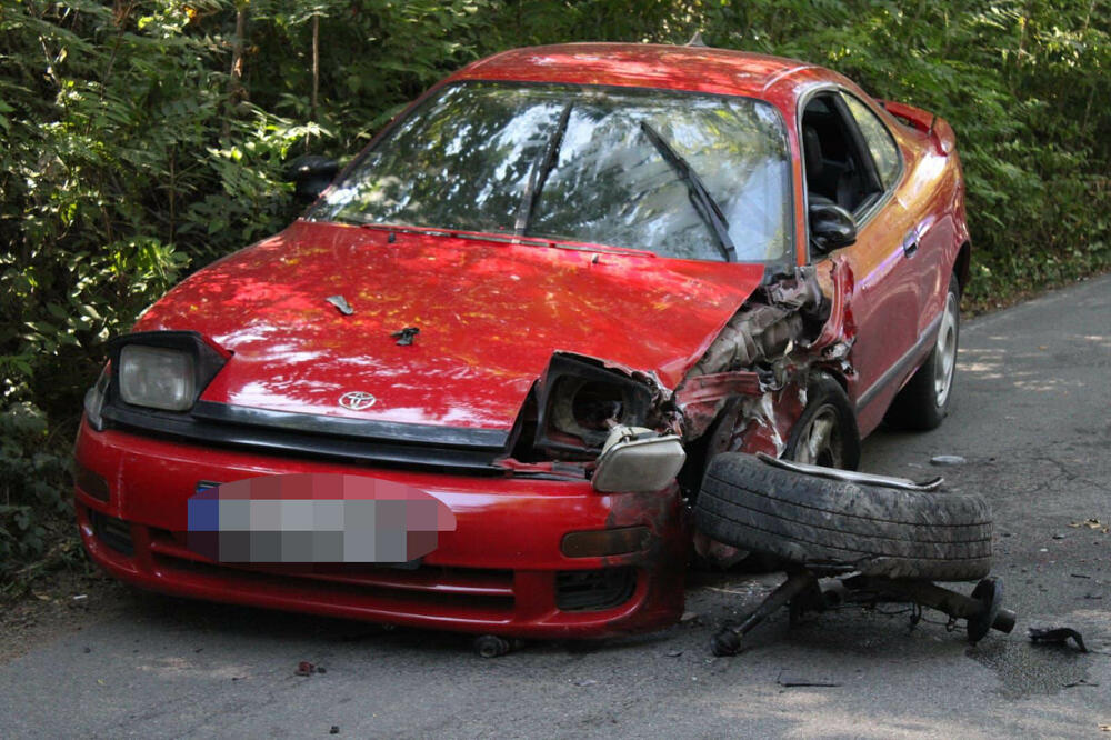 SAOBRAĆAJNA NESREĆA U ZVEZDARSKOJ ŠUMI: Automobil potpuno uništen, kamion završio na boku, jedan vozač odvezen u bolnicu (FOTO)