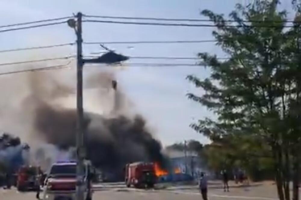VELIKI POŽAR U BANJALUCI: Gori skladište, požar se proširio na porodične kuće VIDEO